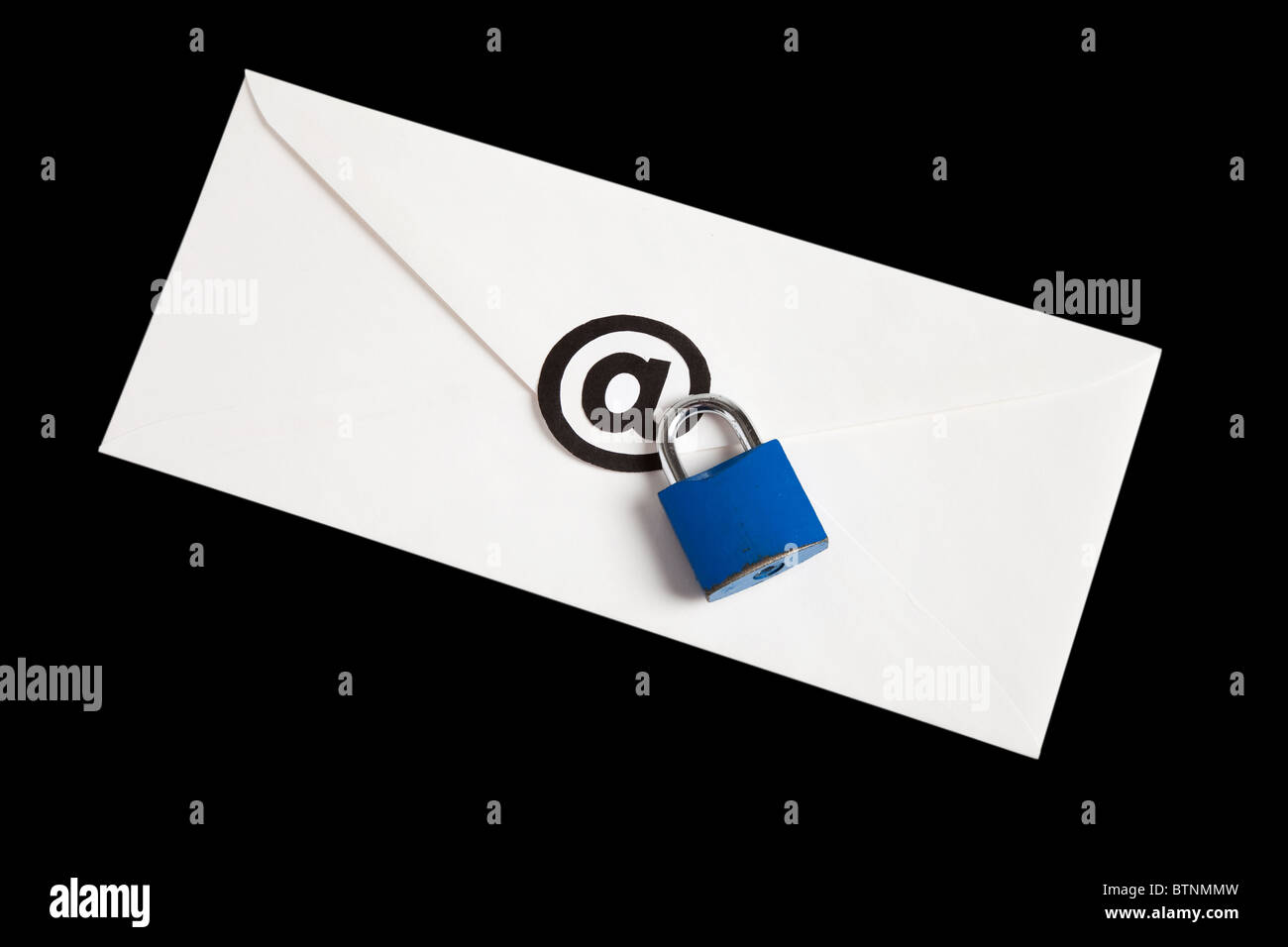 Umschlag mit @-Symbol, Konzept der e-Mail-Sicherheit Stockfoto