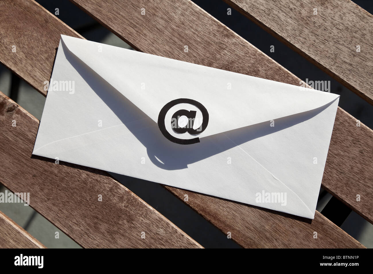 Umschlag mit @-Symbol, Konzept von e-Mail-Nachrichten Stockfoto
