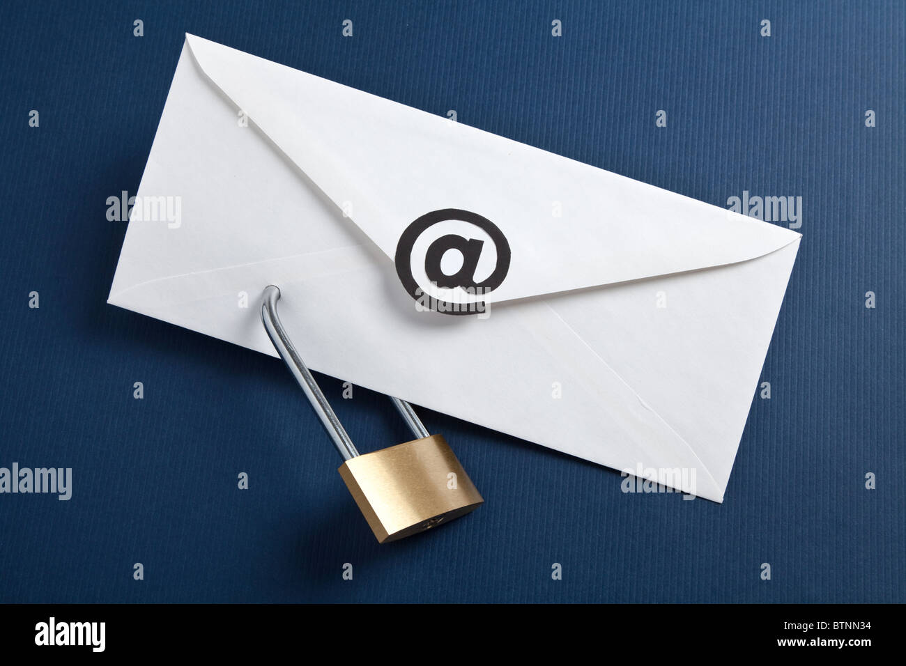 Umschlag mit @ Symbol und Schloss, Konzept der e-Mail-Sicherheit Stockfoto