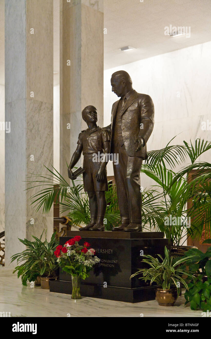 Statue von Milton Hershey und ein Student in Gründer Hall an der Milton Hershey School in Hershey, Pennsylvania Stockfoto