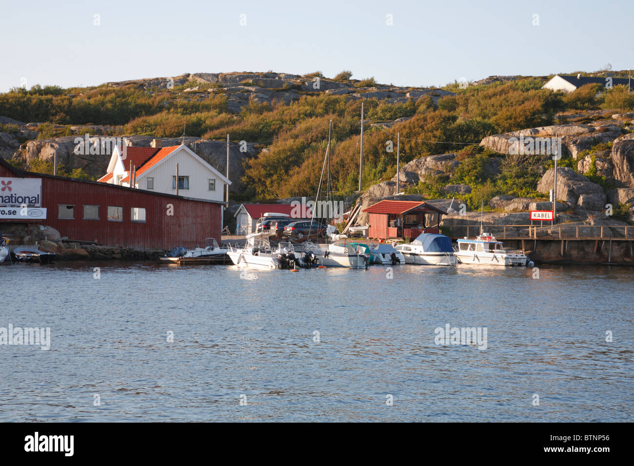 Abendlicher Blick bei Sonnenuntergang über historische und autofreien Marstrand in der Westküste Archipel, Schweden. Marstrand ist ein beliebter Ferienort im Sommer. Stockfoto