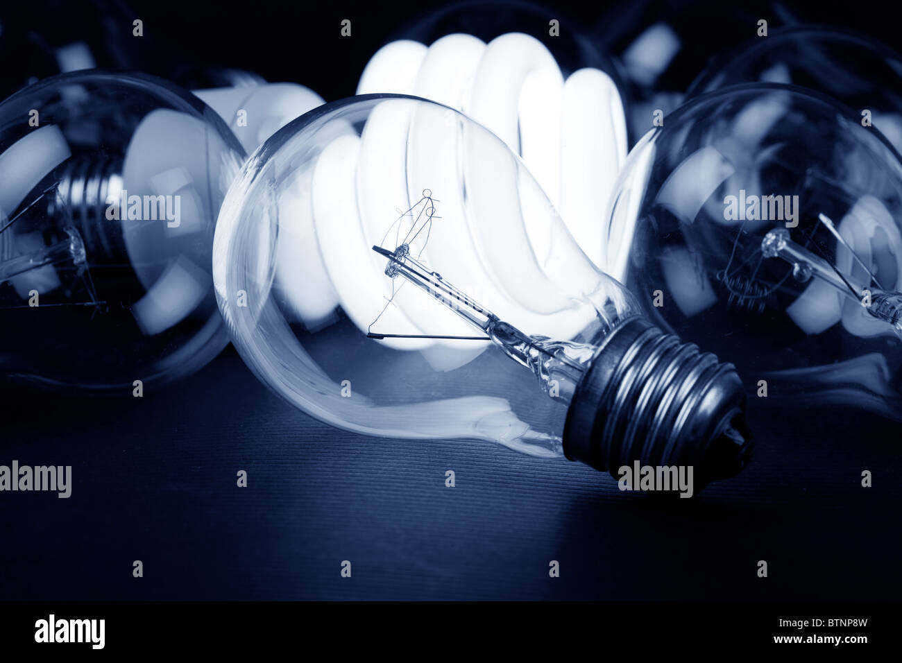 Kompakte Leuchtstoff Glühlampe und Wolfram-Glühlampe Stockfoto