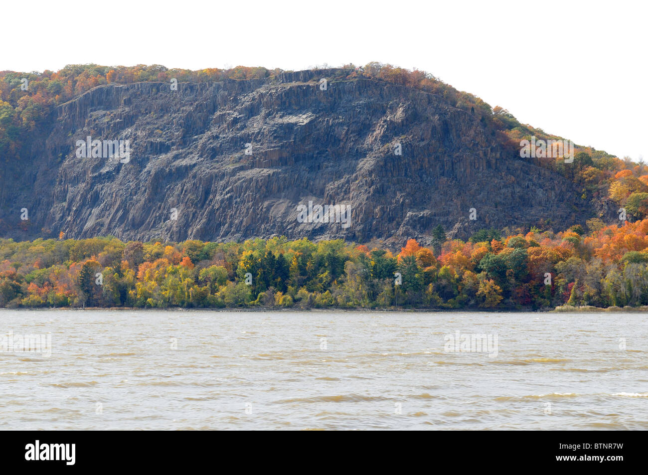 Herbstlaub und Felsen entlang des Hudson River in der Nähe von Bear Mountain im Staat New York. Stockfoto