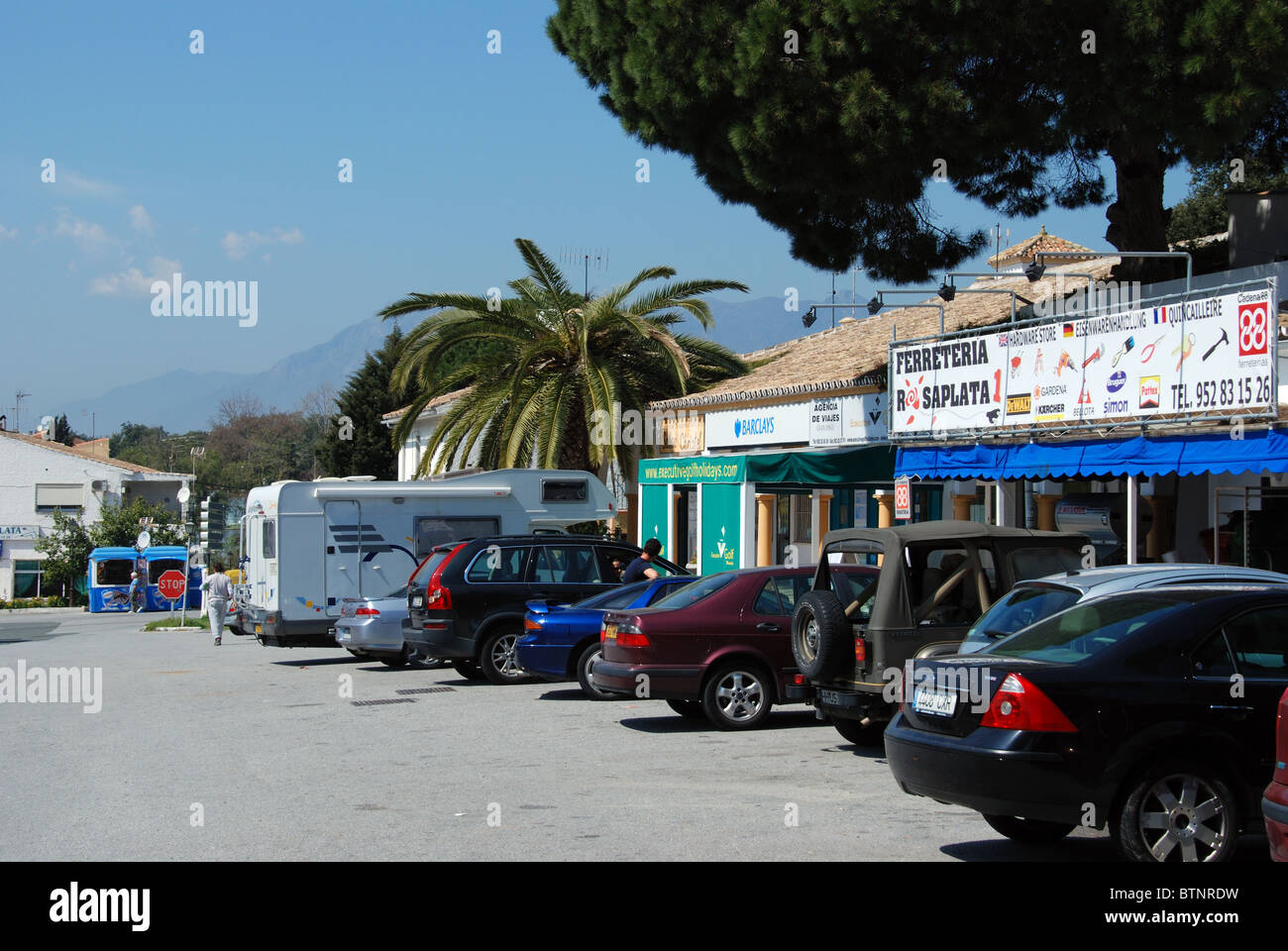 Reihe von Geschäften, Elviria, Marbella, Costa Del Sol; Provinz Malaga, Andalusien, Spanien, Westeuropa. Stockfoto