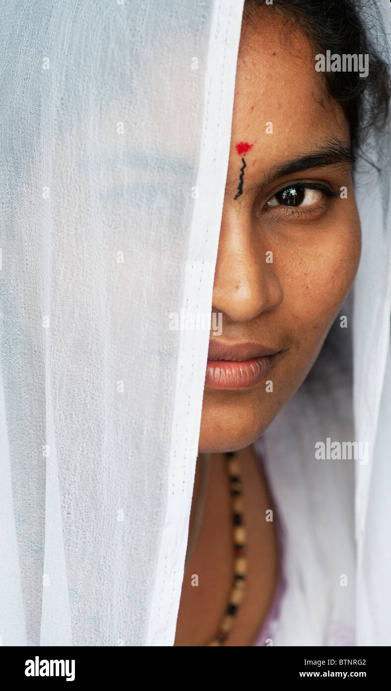 Junge indische Frau in einen weißen Schleier portrait. Indien Stockfoto