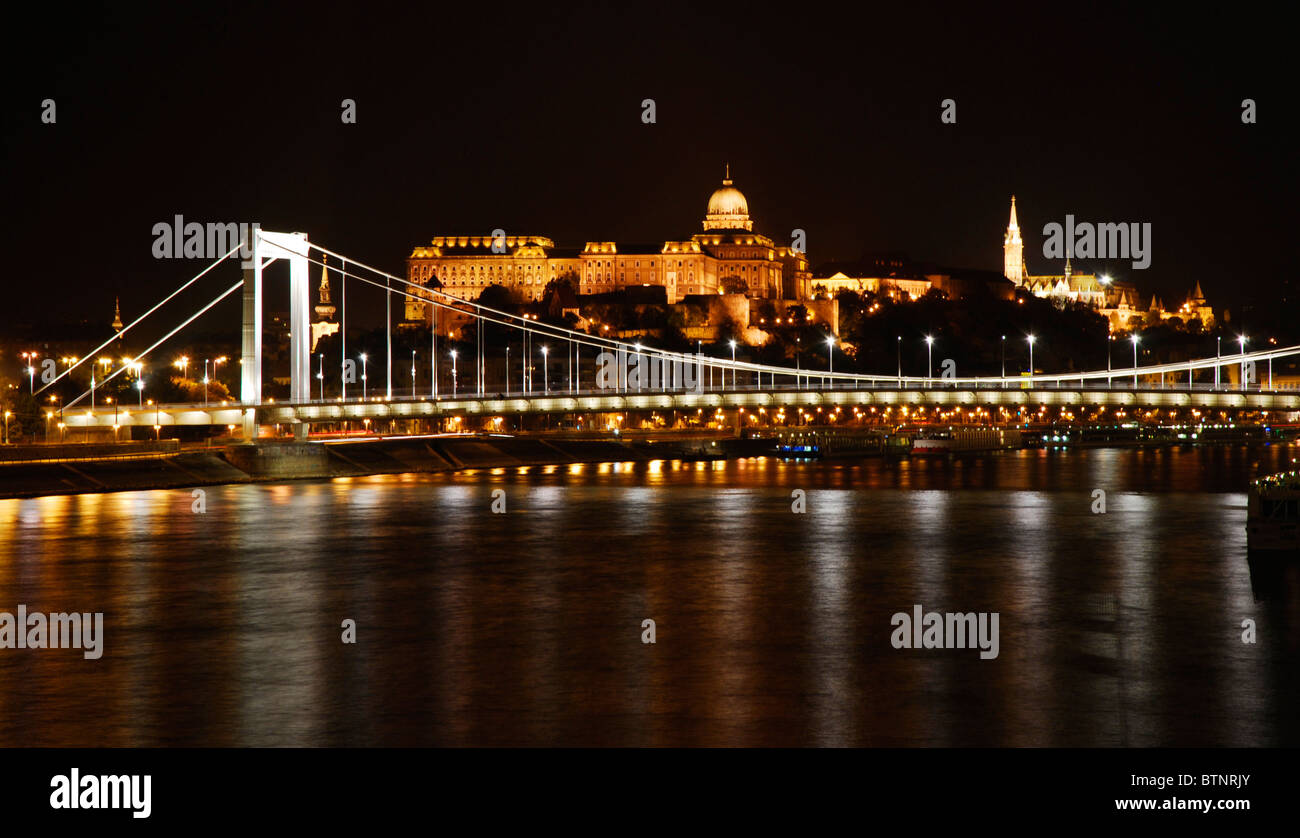 Budapest bei Nacht. Das Széchenyi-Lánchí (Kettenbrücke), Budaer Burg und Donau. Stockfoto