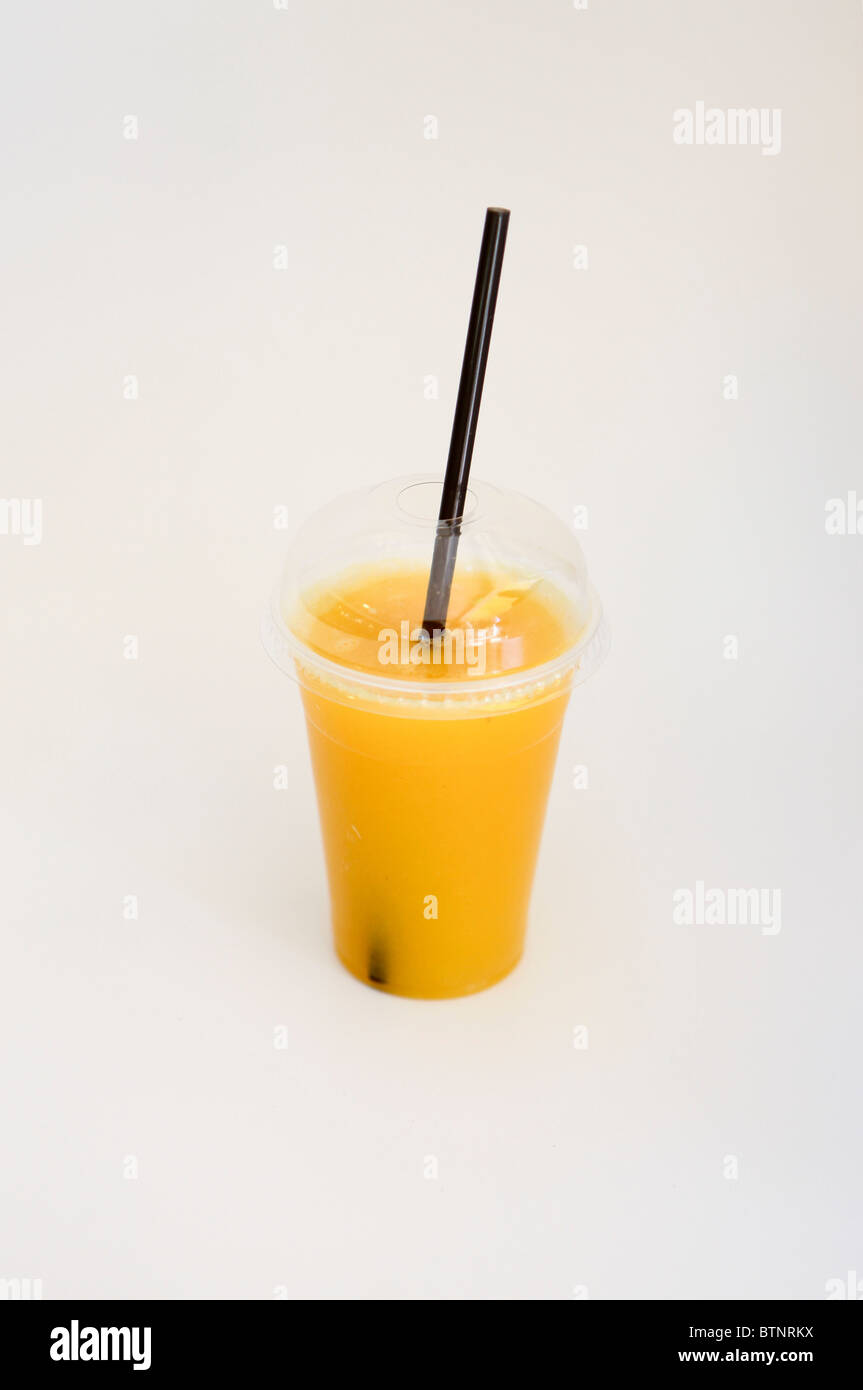 Orangensaft auf weißem Hintergrund Stockfoto