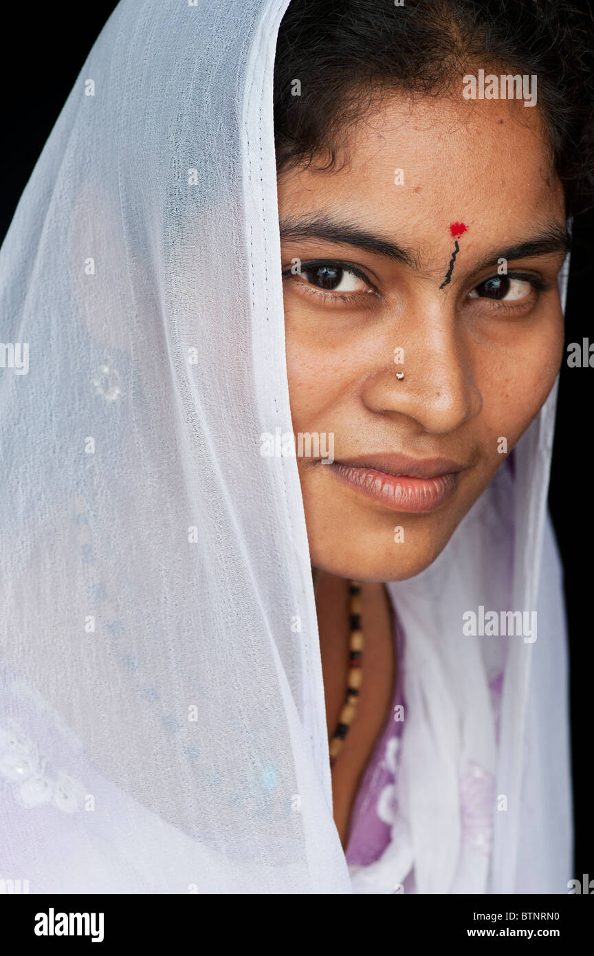 Junge indische Frau in einen weißen Schleier portrait. Indien Stockfoto