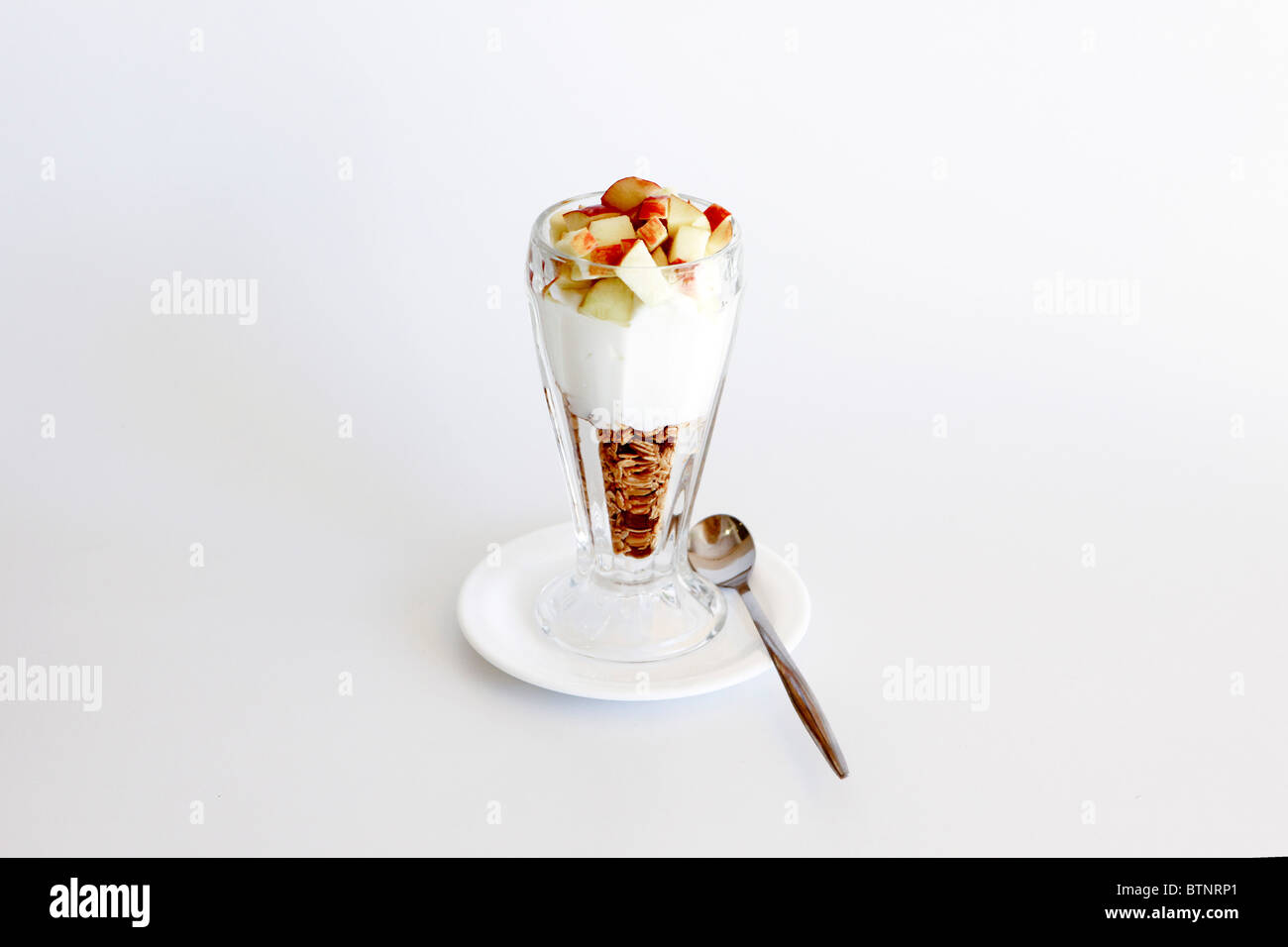 Ein gesunder Snack Joghurt mit Müsli und Obstsalat Stockfoto