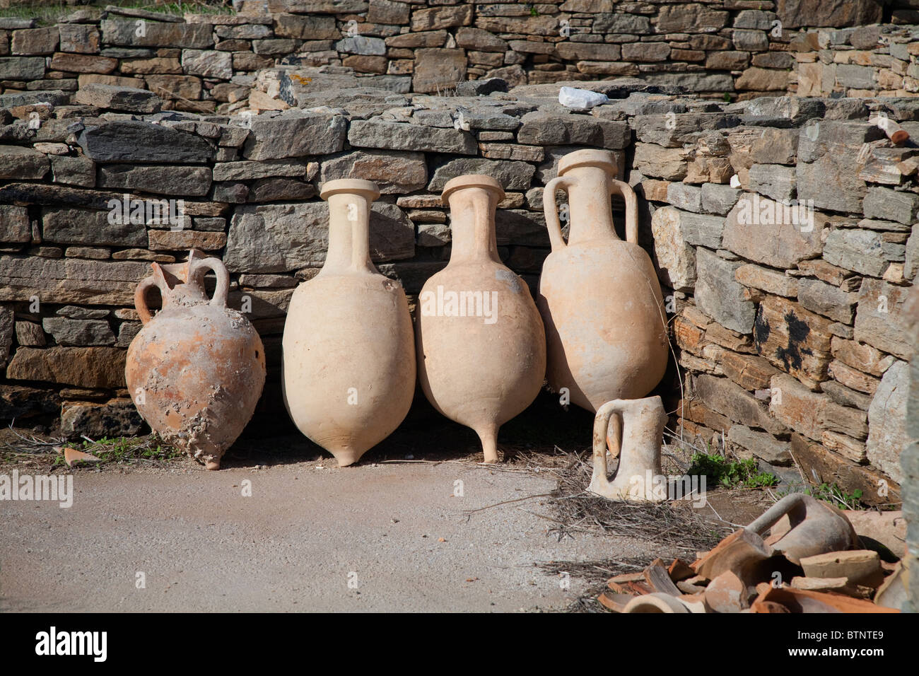 Antike Keramik Wein Amphoren gefunden in den Ruinen auf der Insel Delos, Griechenland. Stockfoto