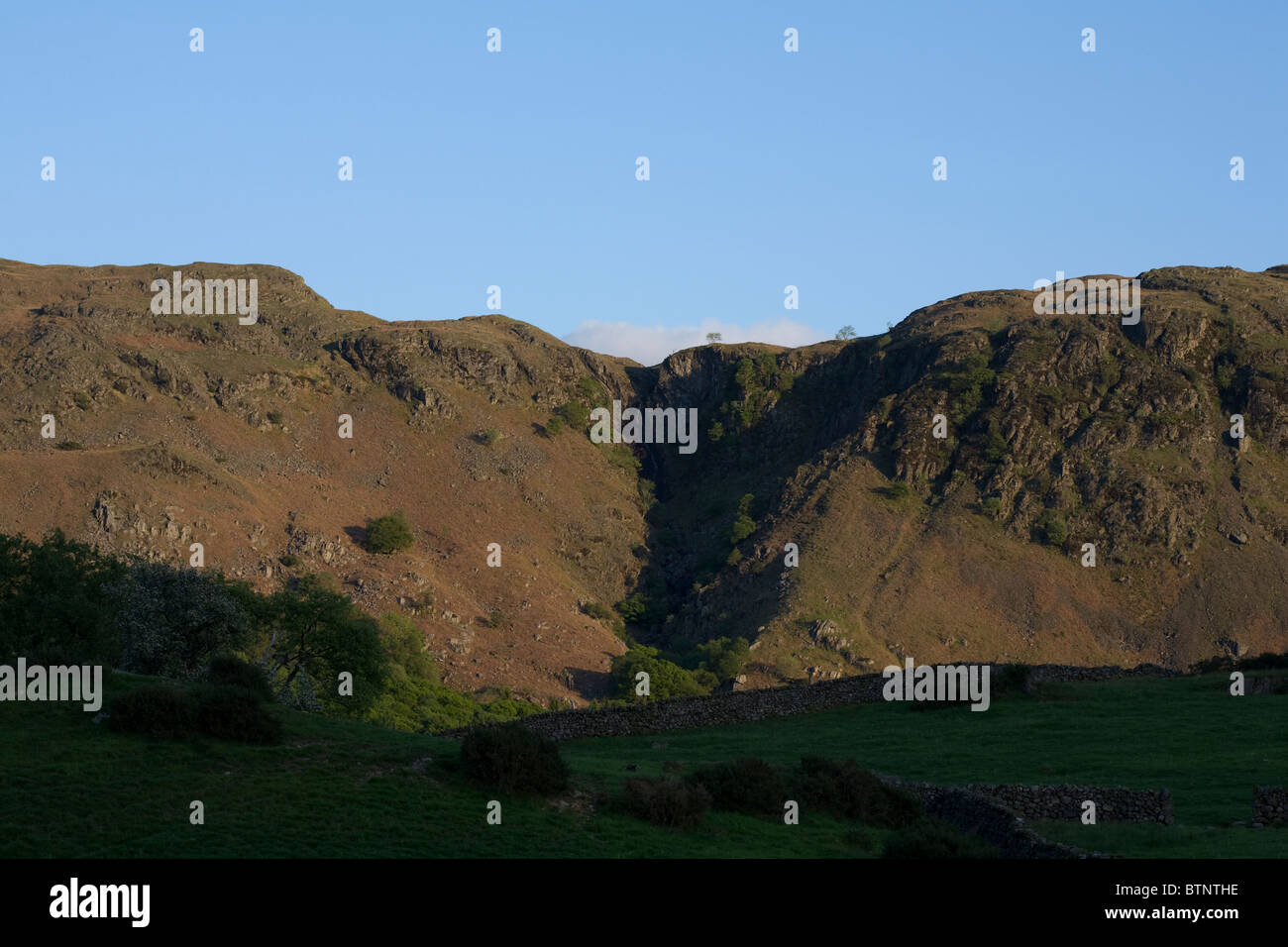 Sanften Abendlicht leuchtenden Spothow Gill Trennung Birker fiel und Harter sank von Ulpha fiel in der Nähe von Booten Eskdale Lake District, Cumbria England Stockfoto