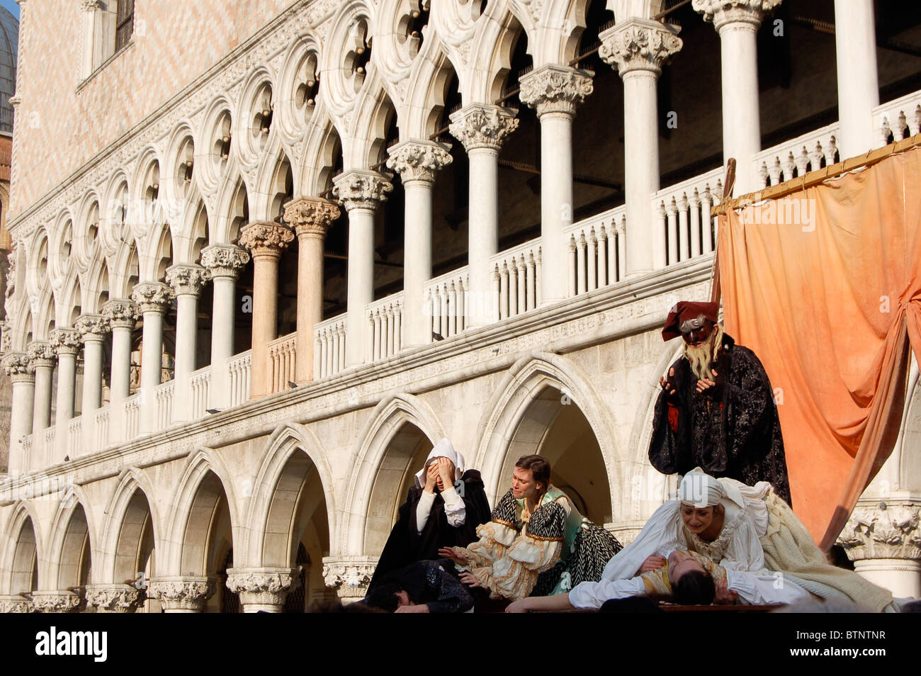Karneval-Akteure führen eine Szene von einer Tragödie in St Mark / San Marco Square Venedig Italien Stockfoto