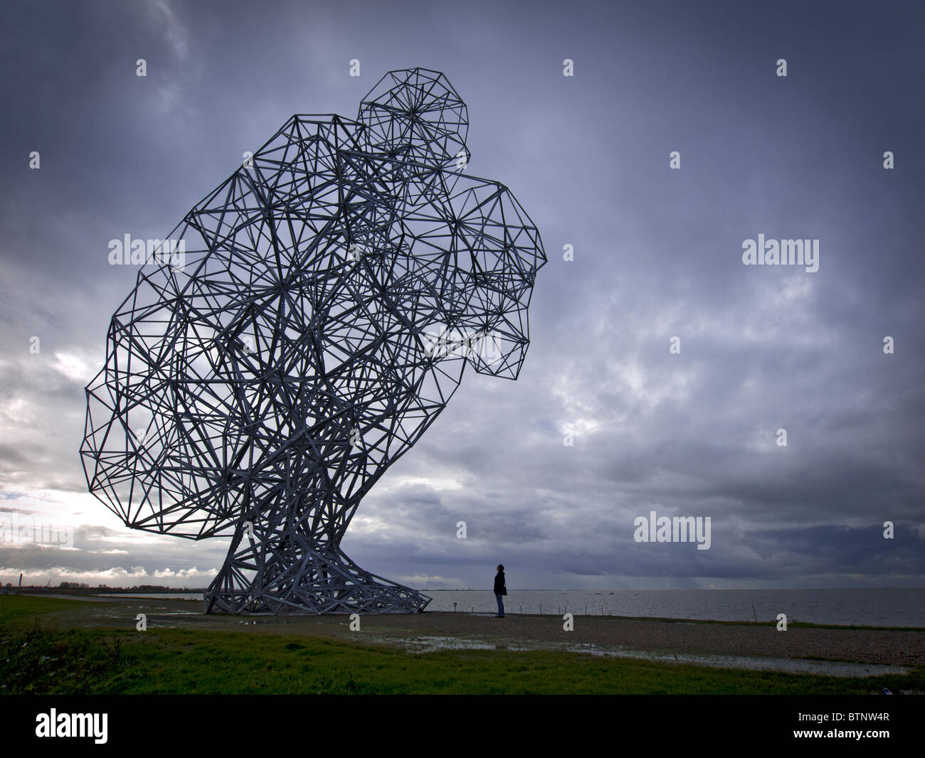 Antony Gormley neue Skulptur namens Exposition am Deich in Lelystad in den Niederlanden Stockfoto