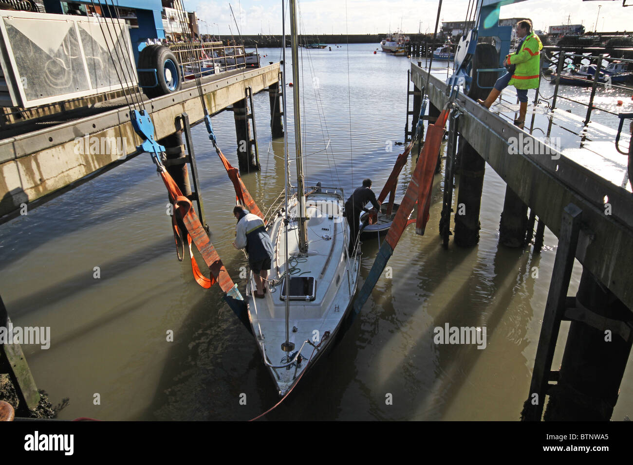 Kran zum Heben von Boote aus dem Hafen auf Ständen oder Fahrzeug-Anhänger. Stockfoto