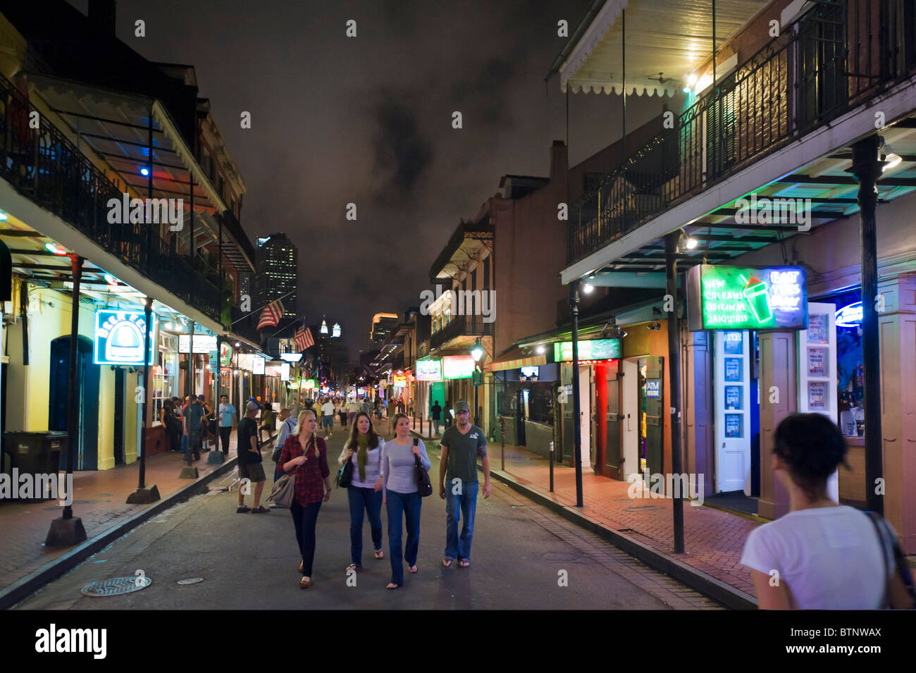 Bourbon Street bei Nacht, French Quarter, New Orleans, Louisiana, USA Stockfoto