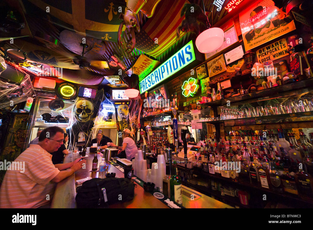 Typische Bar am Abend, French Quarter, New Orleans, Louisiana, USA Stockfoto