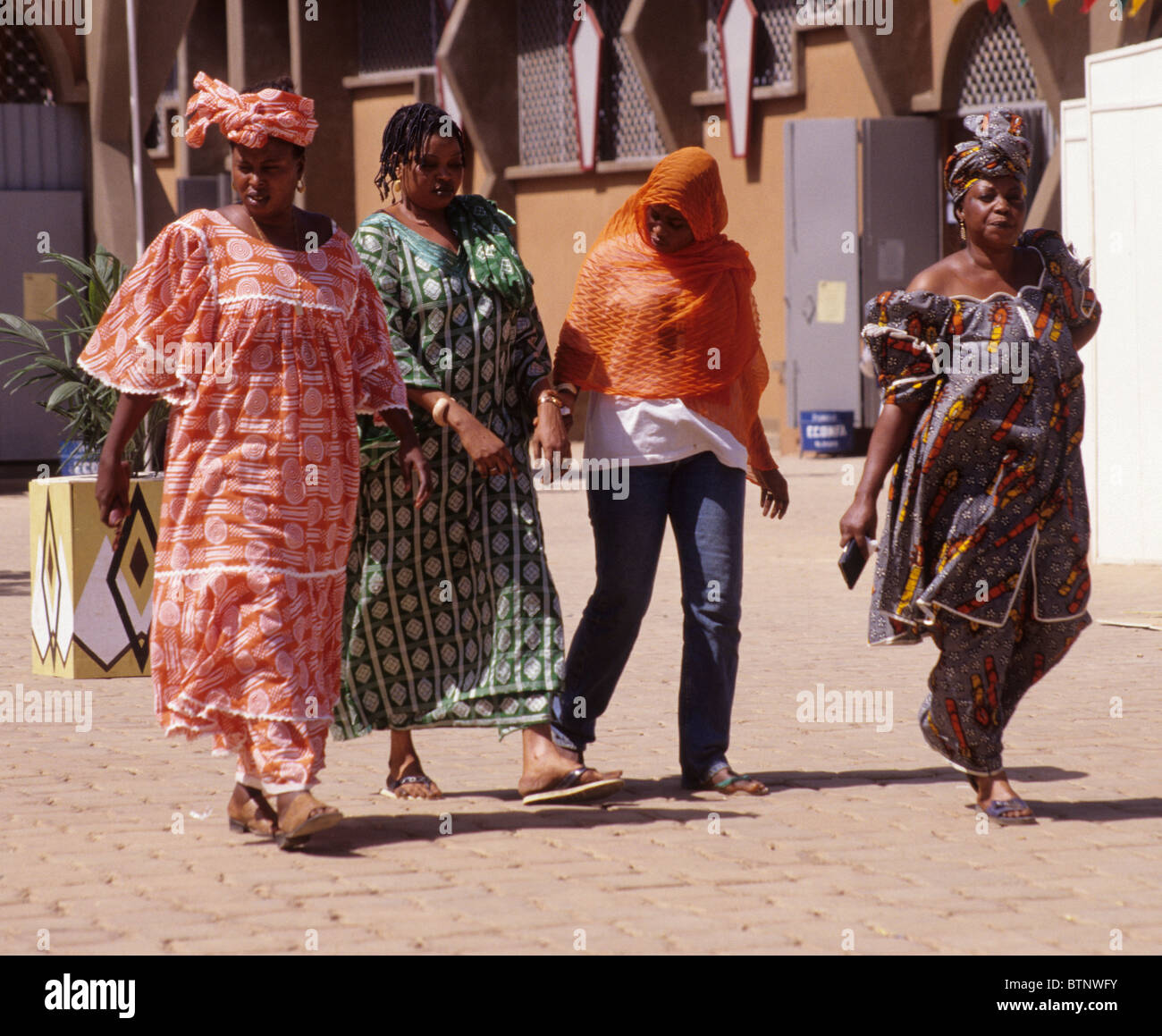 Ouagadougou, Burkina Faso. Frauen tragen traditionelle und westliche Kleidungsstile. Stockfoto