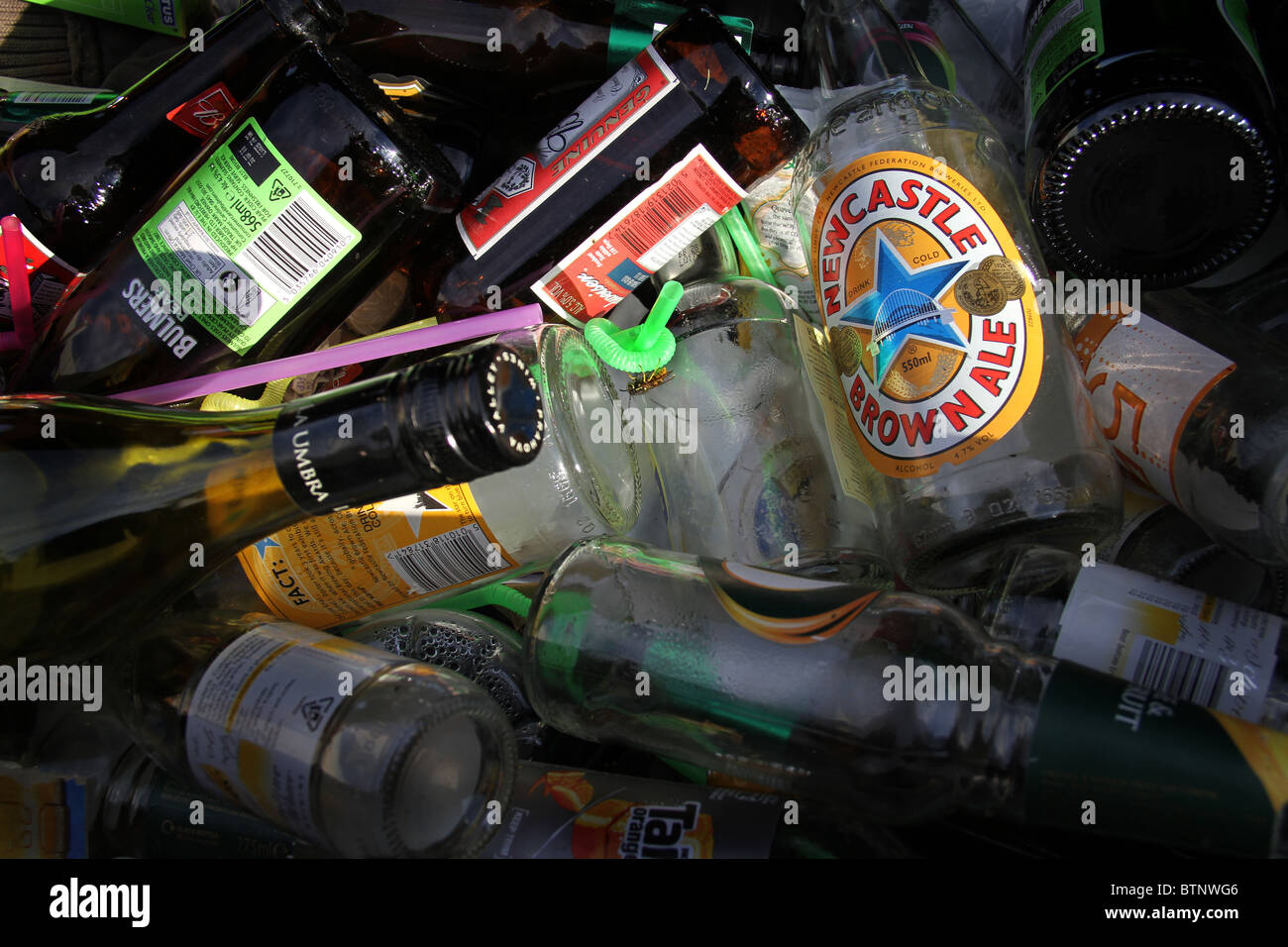 Flaschen in überspringen außerhalb Wirtshaus für das recycling. Stockfoto