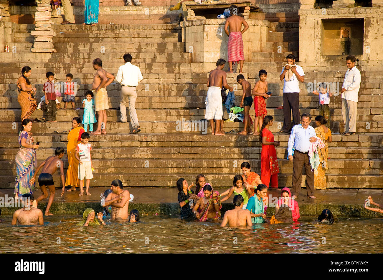 Menschen Baden Ghats, Varanasi, Uttar Pradesh, Indien Stockfoto