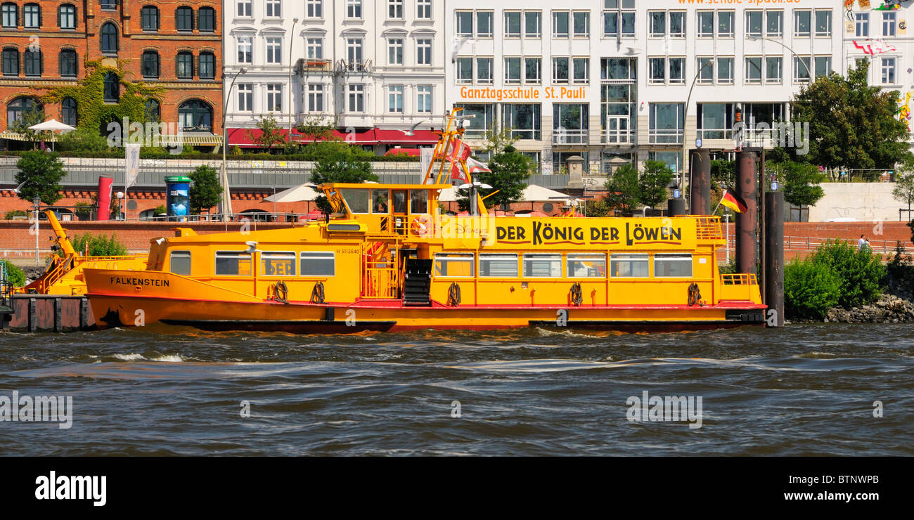 Gelbe Passagierfähren verwendet, um die Gäste der "König der Löwen" musical im Theater im Hafen Hamburg, Deutschland zu transportieren. Stockfoto