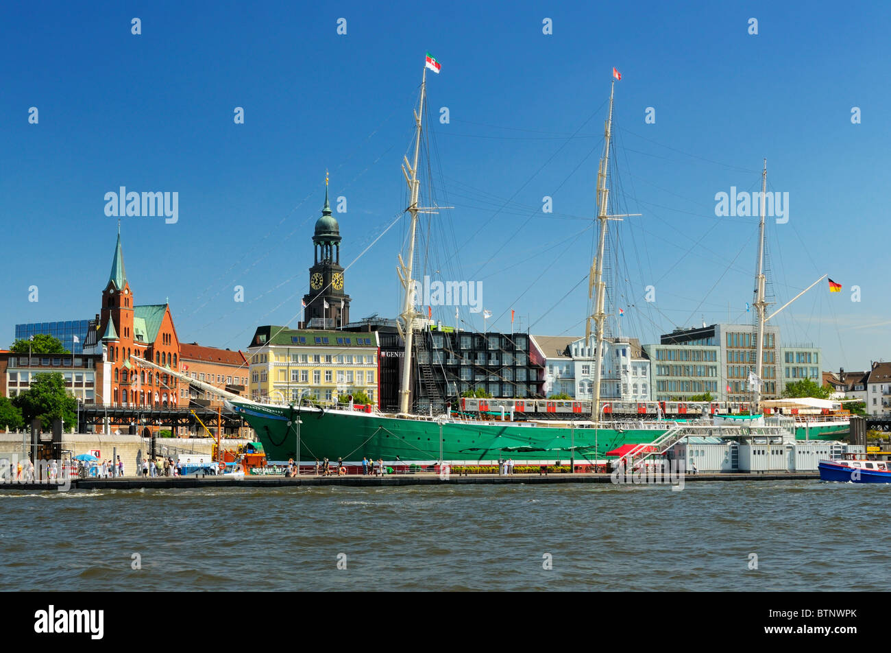Die Rickmer Rickmers (drei Masten Rinde, gebaut 1896) festgemacht dauerhaft als Museumsschiff im Hafen von Hamburg, Deutschland. Stockfoto