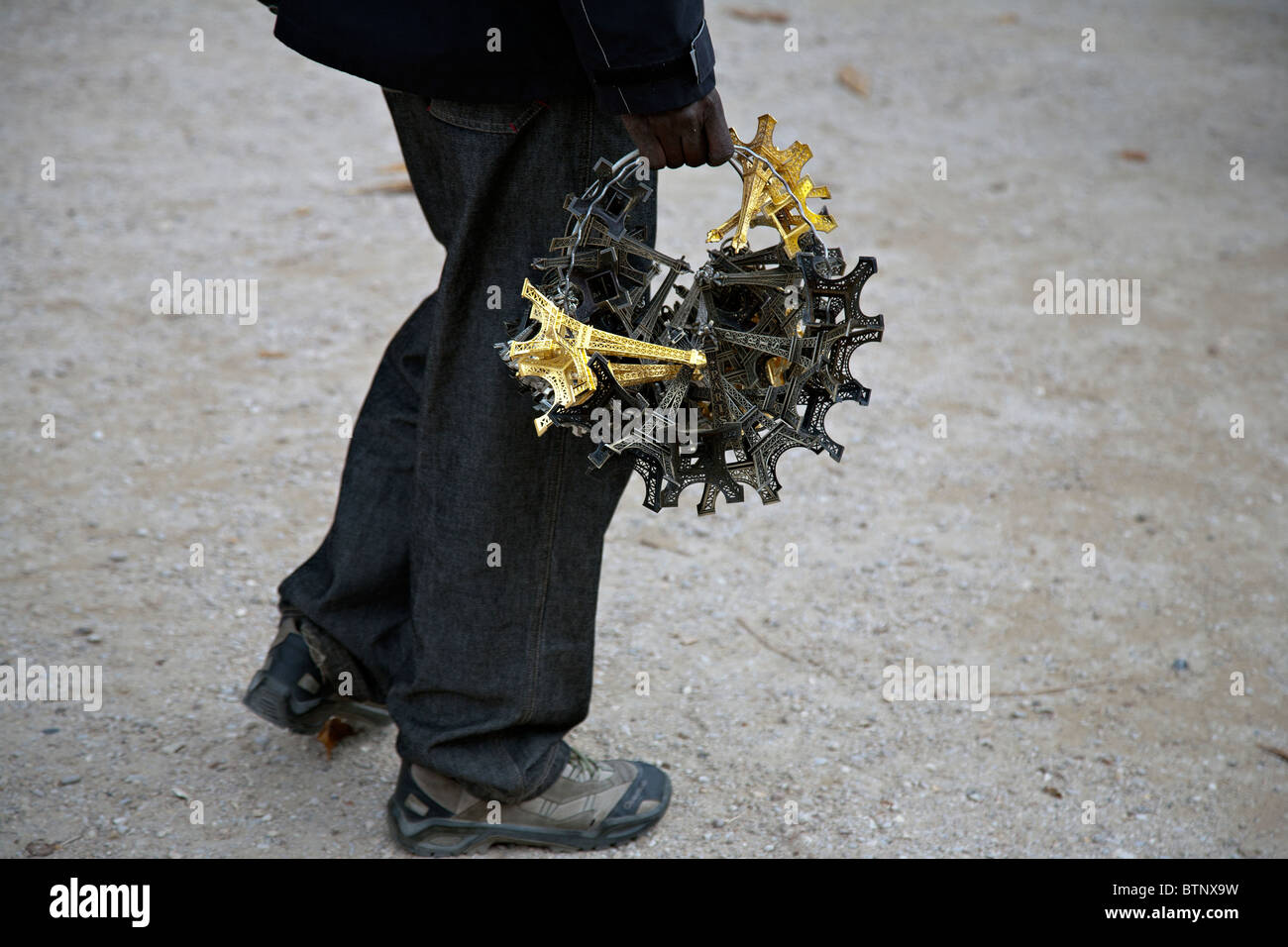 Mann, Verkauf von Eiffel Towers in paris Stockfoto