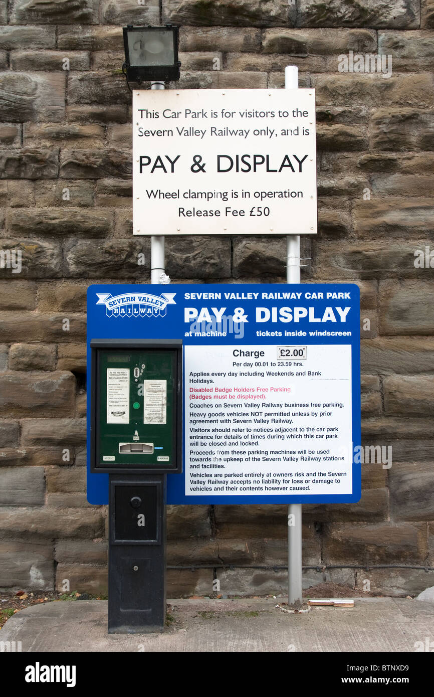 Zahlen und Parkautomat anzeigen Stockfoto