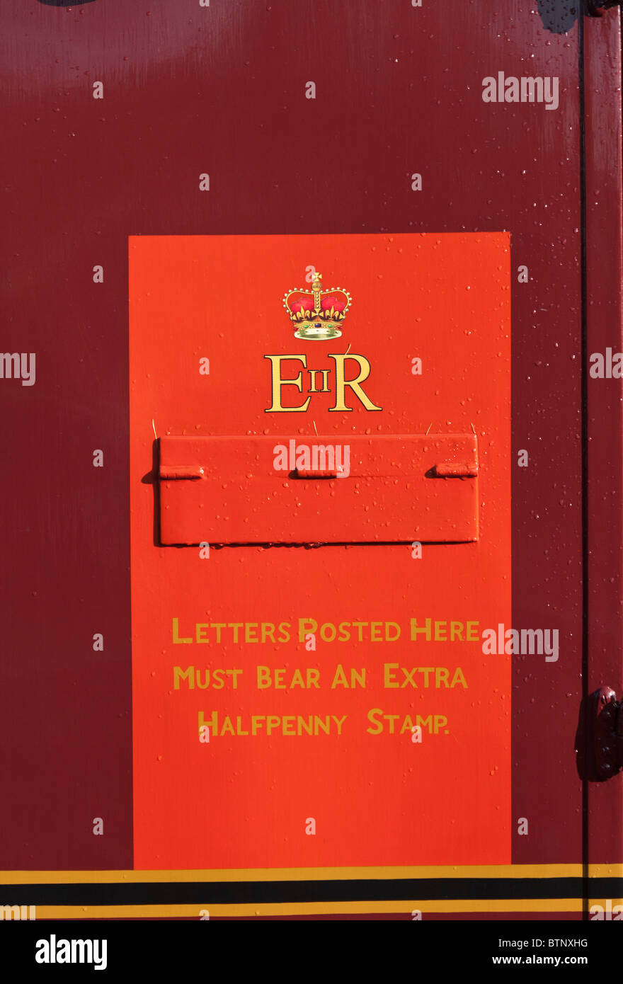 Alte bemalte Briefkasten in die Seite eines alten Zug Wagen gebaut Stockfoto