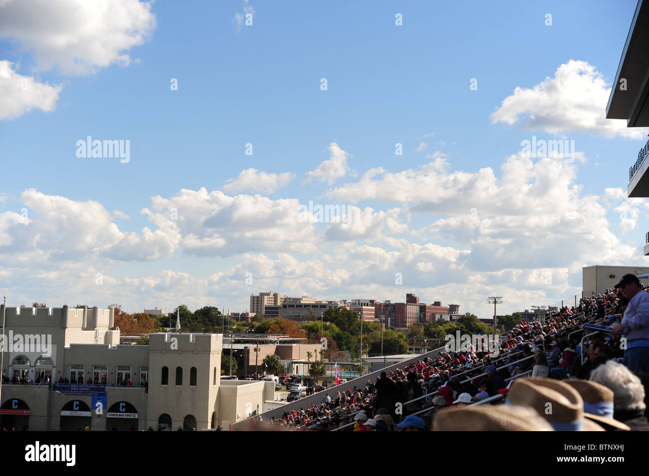 Skyline von Charleston, SC, USA, bei Heimkehr Fußballspiel zwischen Zitadelle und Elon von Johnson Hagood Stadion gesehen. Stockfoto