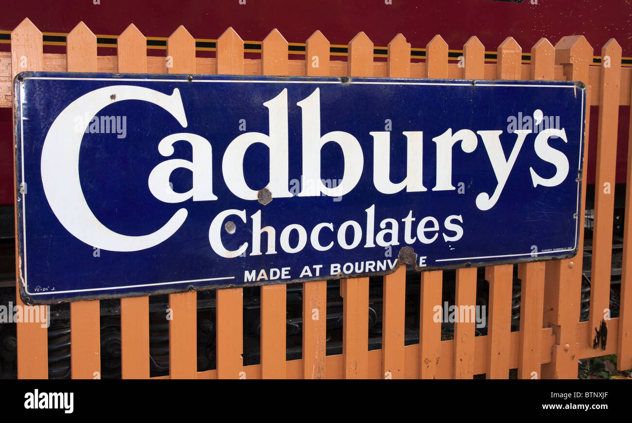 Altmodische Metall Werbeschild auf dem Display an einem "[Dampf-Bahnhof" Stockfoto