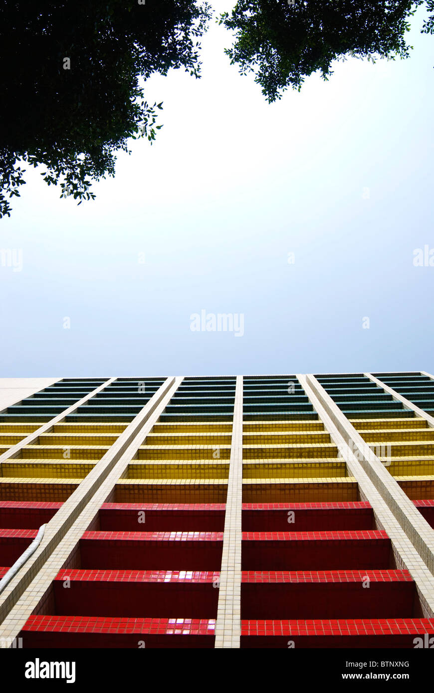 Farbenfrohe moderne Gebäude erstrecken sich auf blauen Himmel. Stockfoto