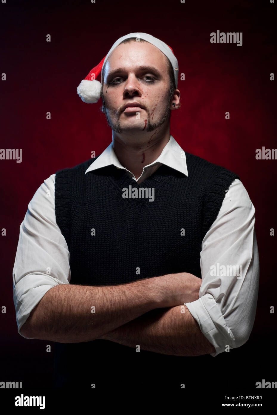 Weihnachtself Horror. Make-up und Blut Spritzer auf seinem Gesicht. Stockfoto