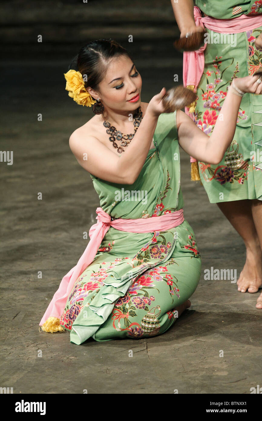 Junge Thai-Mädchen tanzen mit traditionell gekleidet Bangkok, Thailand, September 2010 Stockfoto