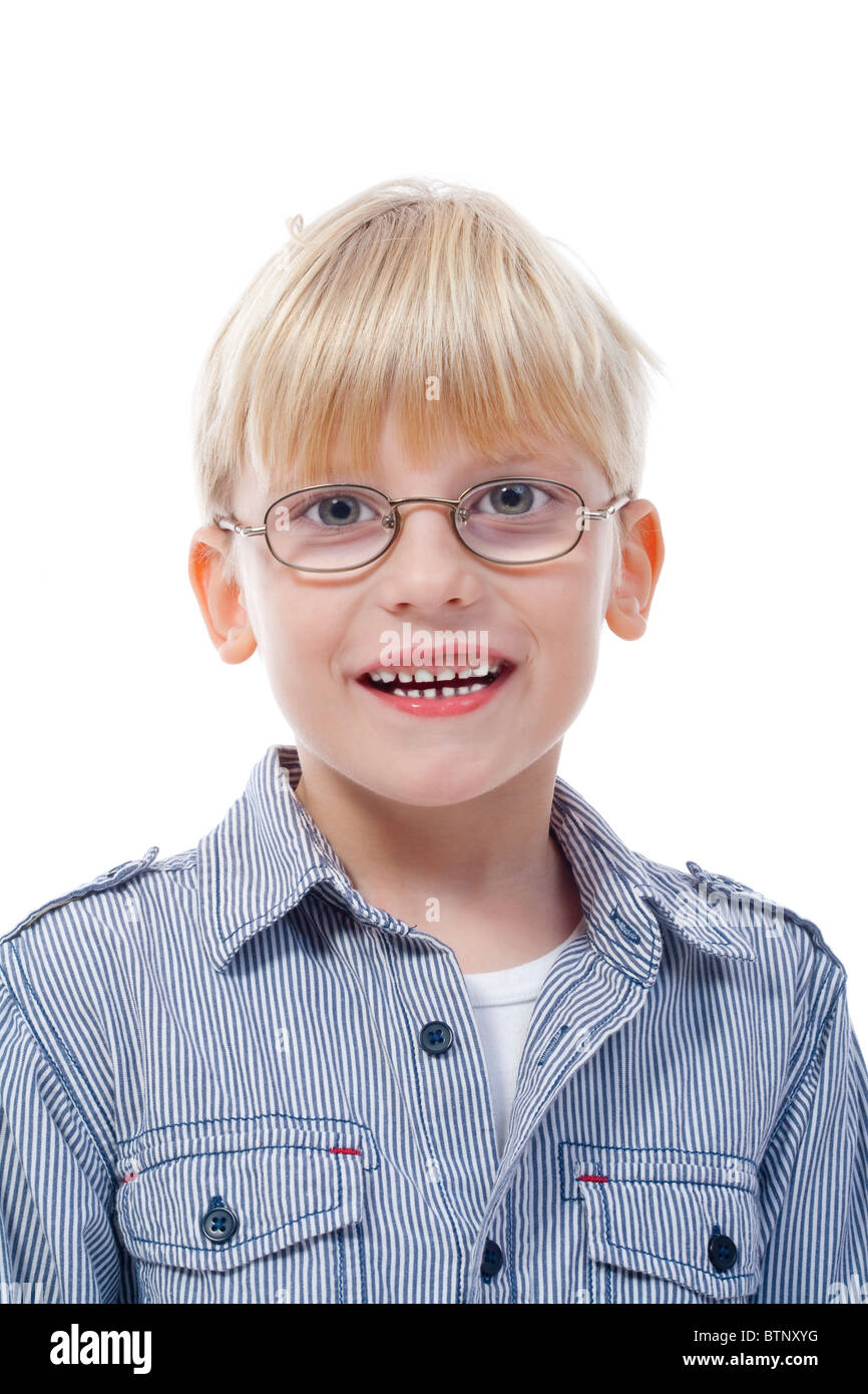 Bildnis eines Knaben mit blondem Haar und Brille - isoliert auf weiss Stockfoto