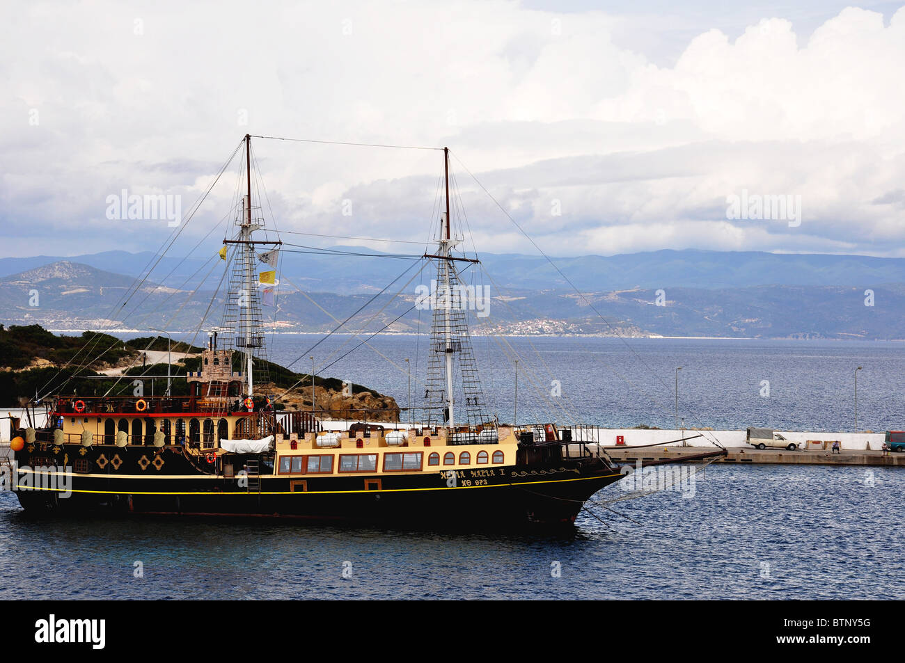 alte hölzerne Piratenschiff im Hafen Stockfoto