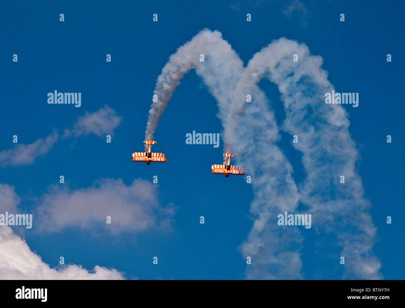 Die Breitling Wingwalking Display Teams und ihre Boeing Stearman Flugzeuge in Duxford Flying Legends Airshow, Juli 2010. Stockfoto