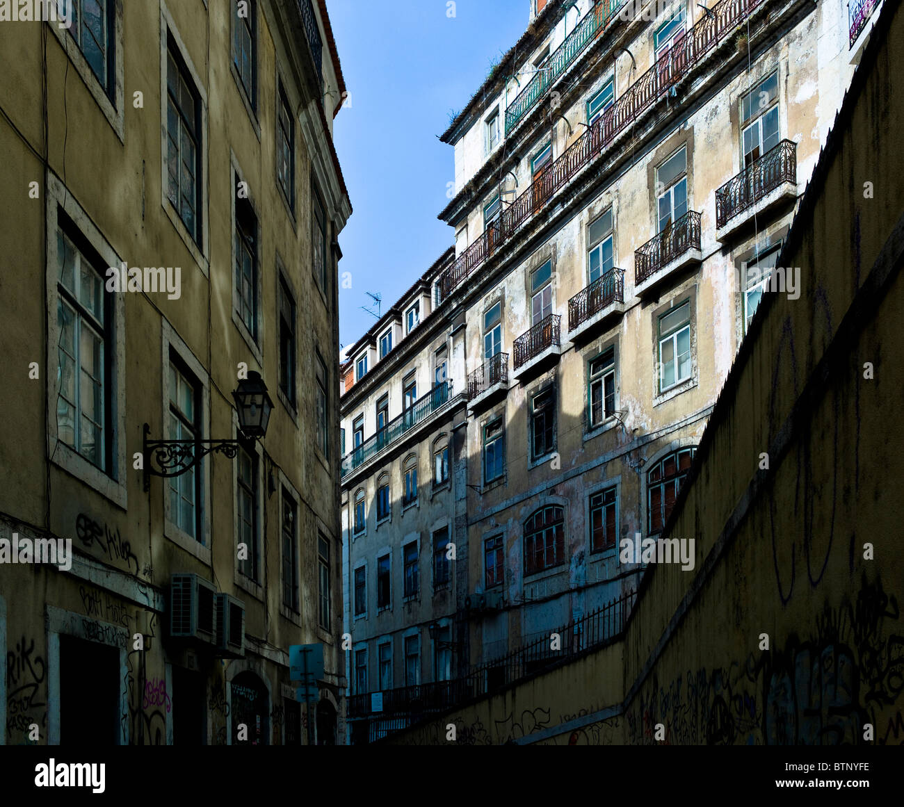 Straßenszene mit verfallenen alten Häusern, Lissabon, Portugal Stockfoto