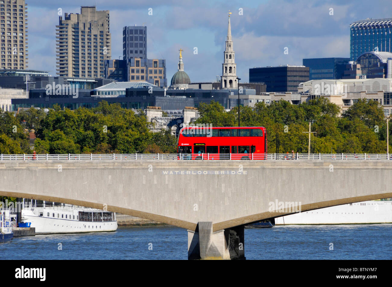 Waterloo Bridge-Zeichen und rot-London-bus Stockfoto