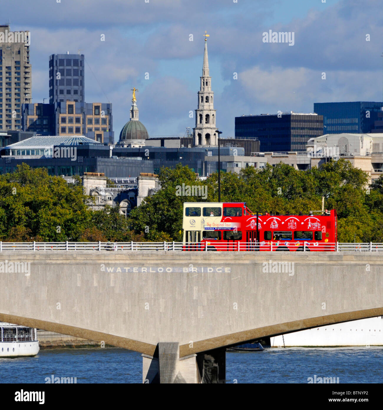 Zeichen der Waterloo Bridge und London-Tour-bus Stockfoto