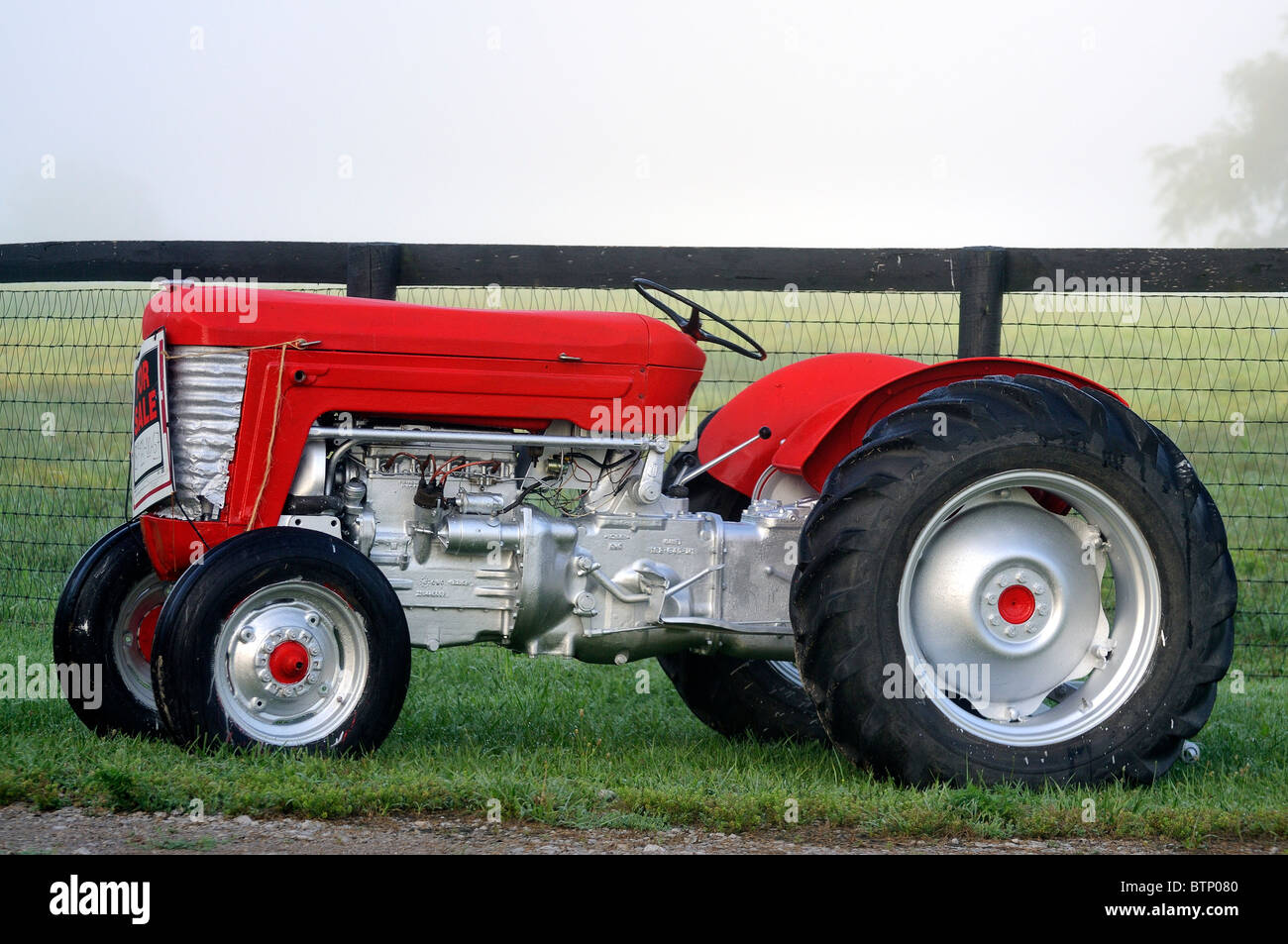Alten Traktor, der neu lackiert rot und Silber für den Verkauf auf einer Straße neben einem Kentucky Bauernhof wurde. Stockfoto