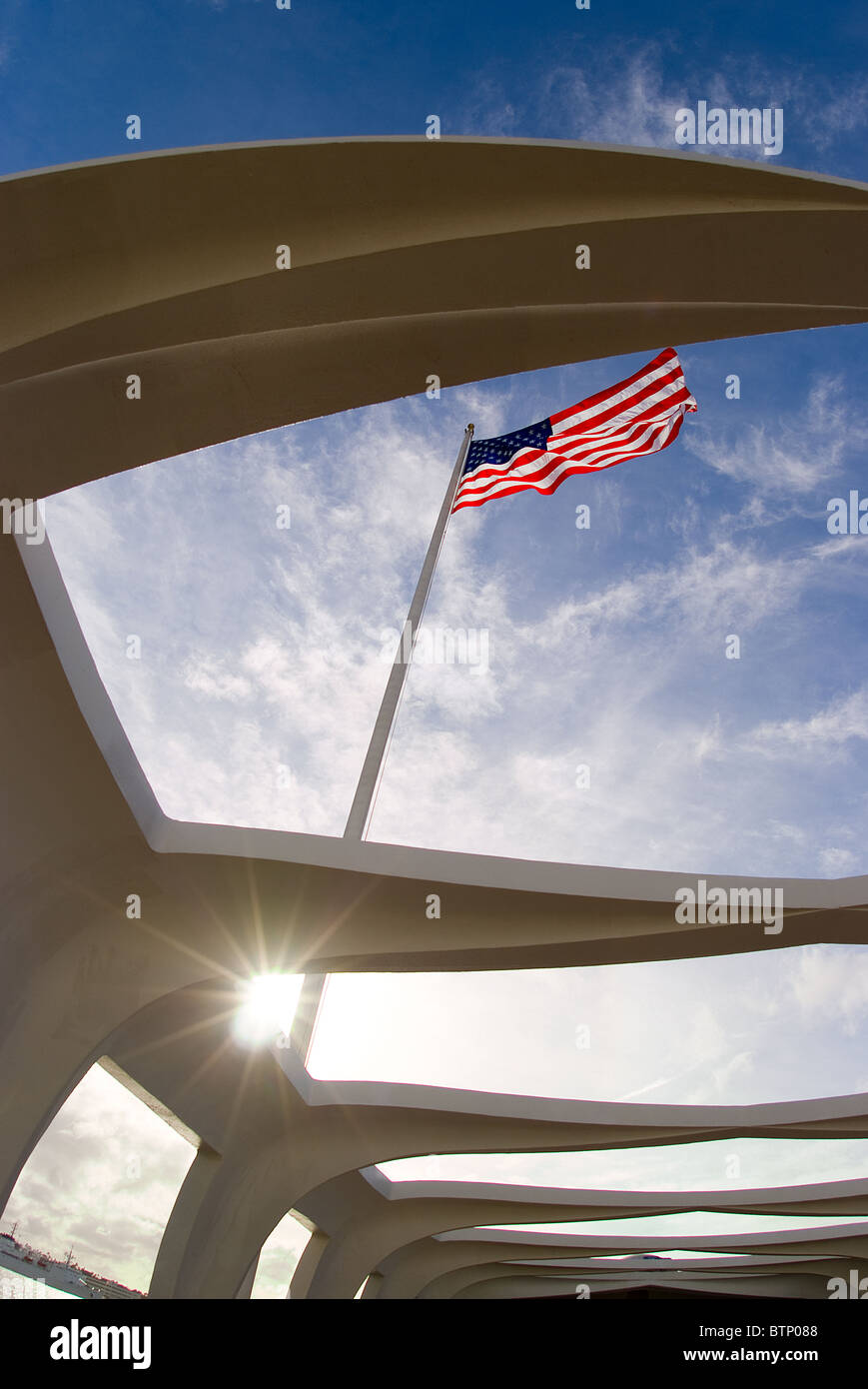 Stars And Stripes auf Pearl Harbour Denkmal in heller Sonne Stockfoto