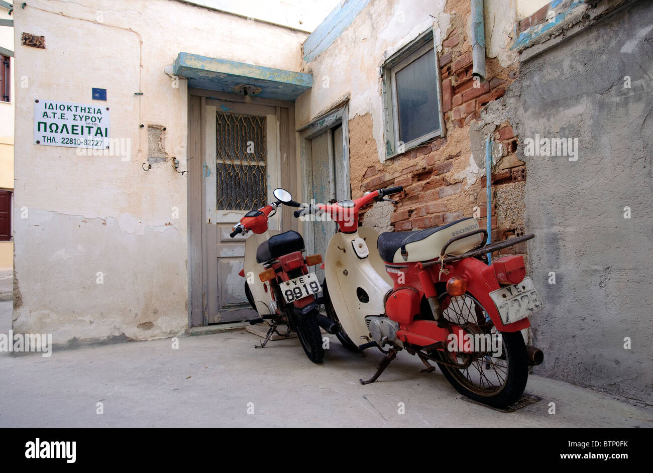 Zwei Roller geparkt vor einem Haus in Ermoupolis, auf den griechischen Kykladen Insel Syros. Stockfoto