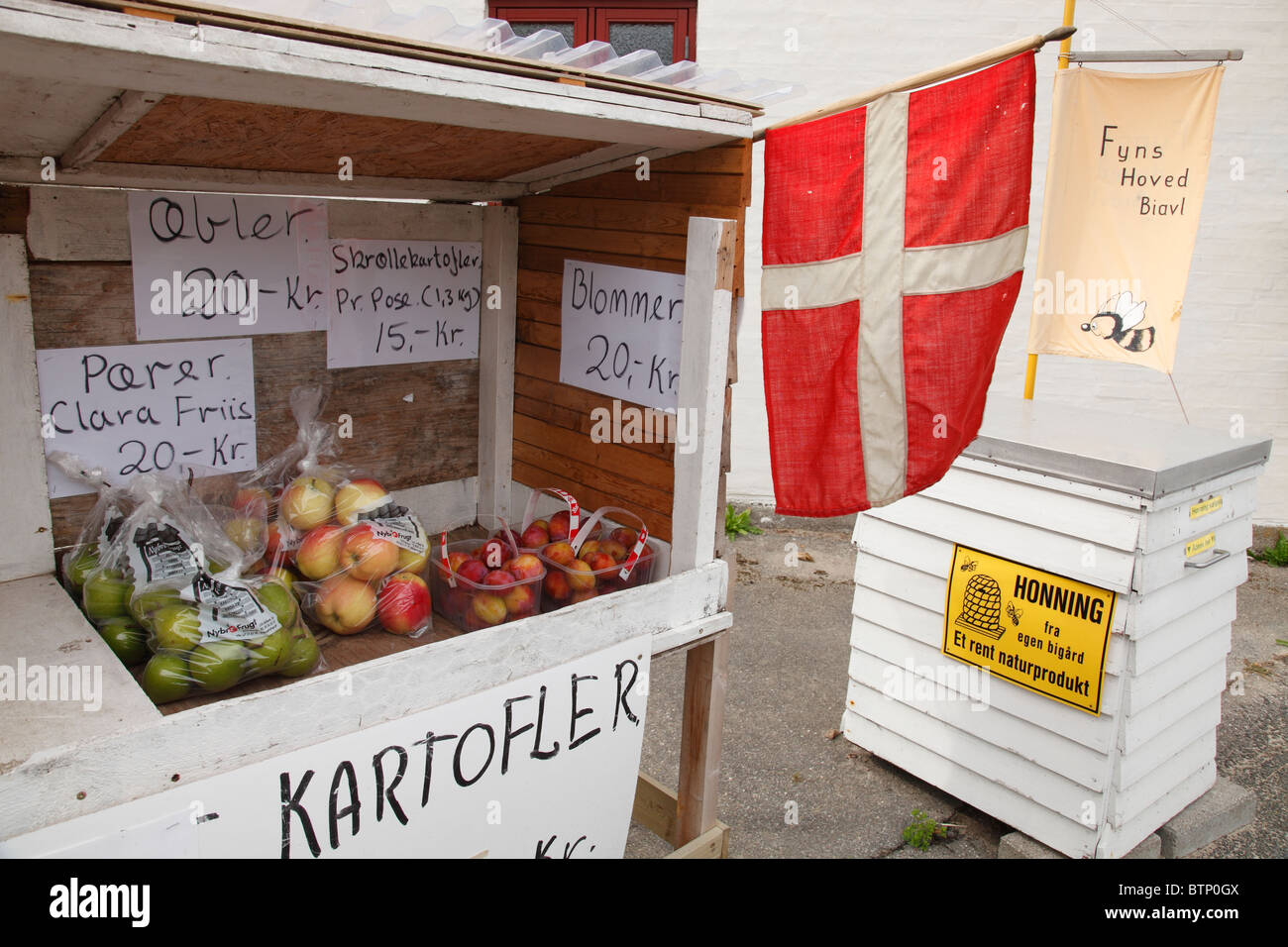 Äpfel und Honig direkt marketing Ständer mit dänischer Flagge Stockfoto