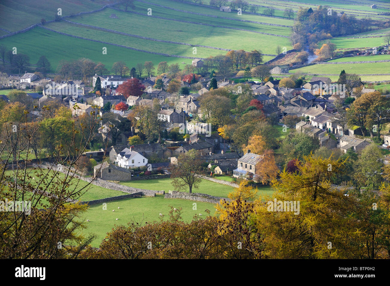 Saisonale Herbst-Blick über das Dorf Kettlewell, Wharfedale, Yorkshire Dales National Park, England. Stockfoto