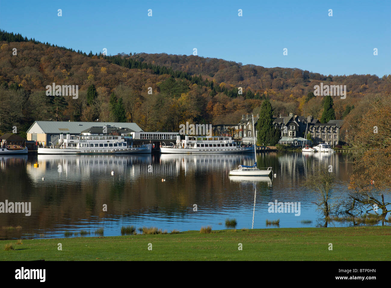 Dampfer festgemacht am See Pier, Lake Windermere, Lake District National Park, Cumbria, England UK Stockfoto