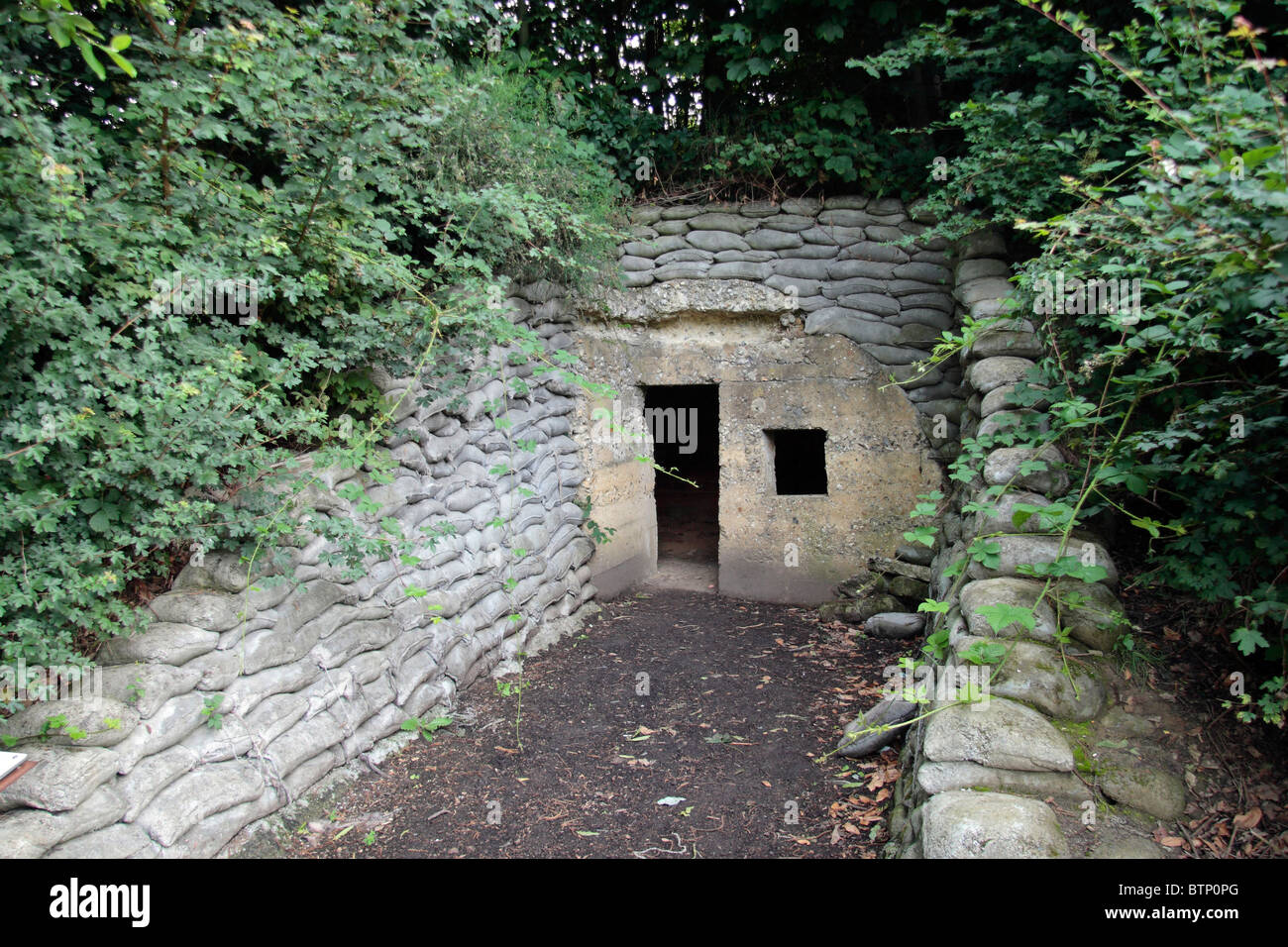 Eingang zu einem unterirdischen, Hang-Bunker am Berg (Mt oder Mont) Kemmel, in der Nähe von Ieper Belgien. Stockfoto