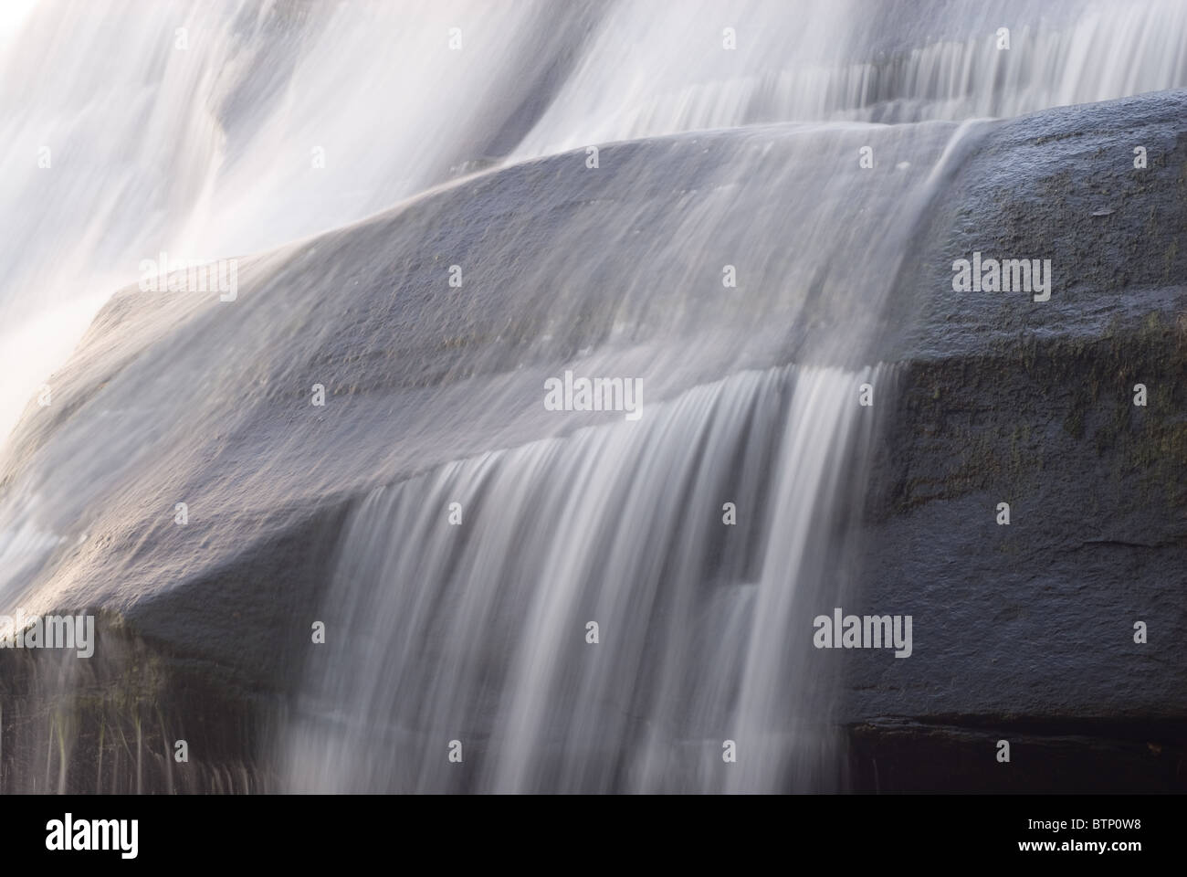 Eine Nahaufnahme von dem Wasser aus dem Felsen, aus denen sich High Falls im DuPont State Forest im westlichen North Carolina Kaskadierung Stockfoto