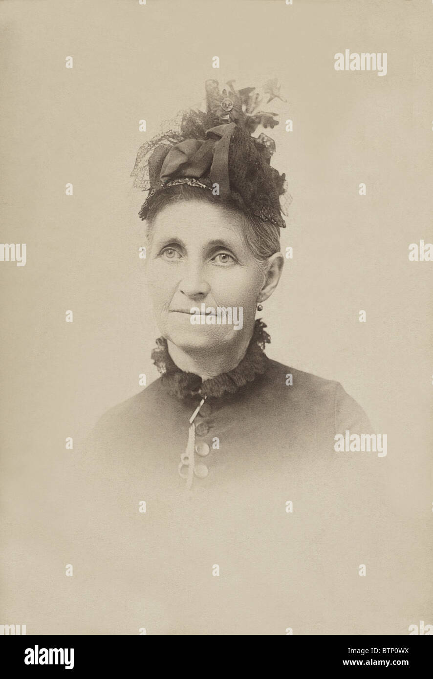 Foto aufgenommen im Jahr 1800 eine ältere Frau trägt eine Haube aus dieser Zeit in der Zeit. Das Foto wird mit zunehmendem Alter vergilbt. Stockfoto