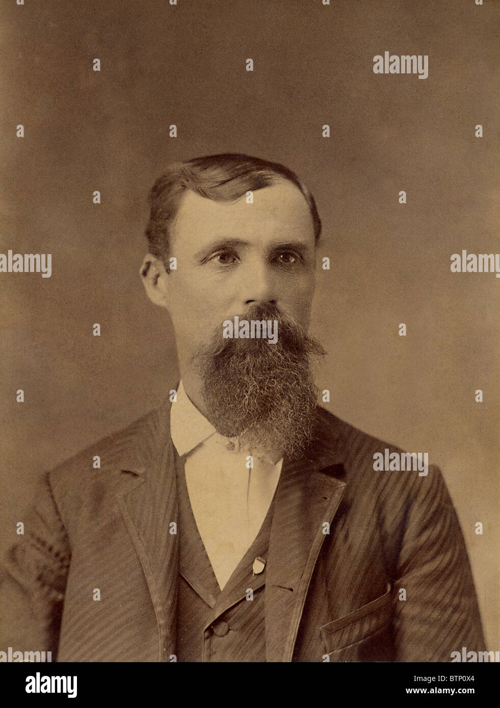 1800 Vintage Antik Portraitfoto eines Gentleman trägt einen Anzug mit einem langen Bart. Das Foto wird mit zunehmendem Alter vergilbt. Stockfoto