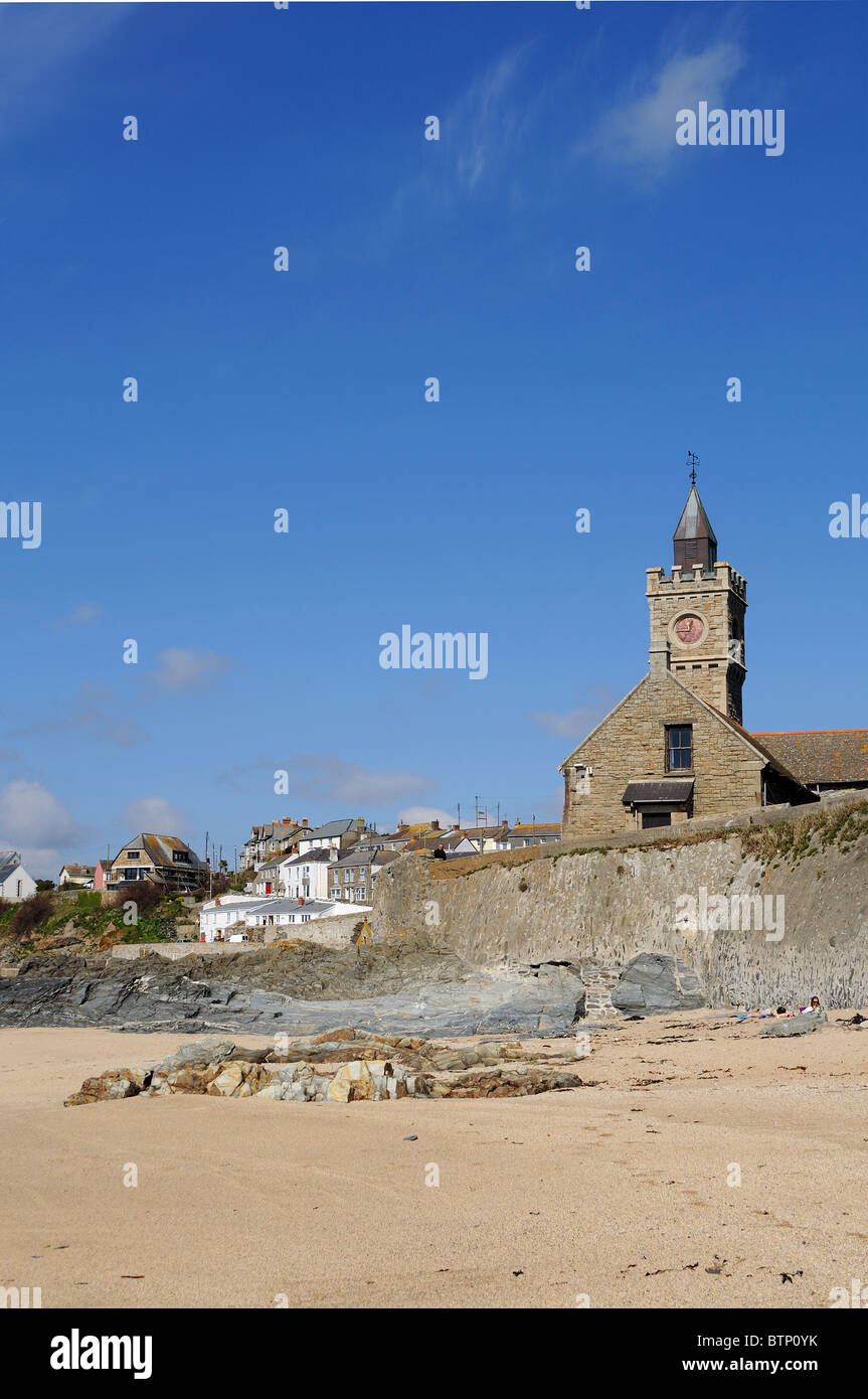 die ruhigen einsamen Strand am Hafendamm in Cornwall, Großbritannien Stockfoto